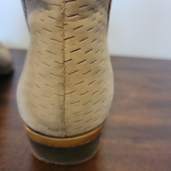 Lucky Brand 'Loria' Tan Suede Pointed Toe Stacked Heel Ankle Boots 8.5 - Picture 7 of 10